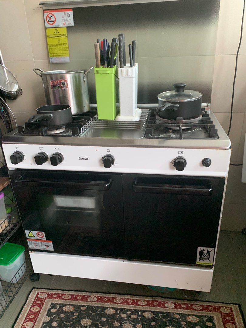 Zanussi stove with oven, TV & Home Appliances, Kitchen Appliances