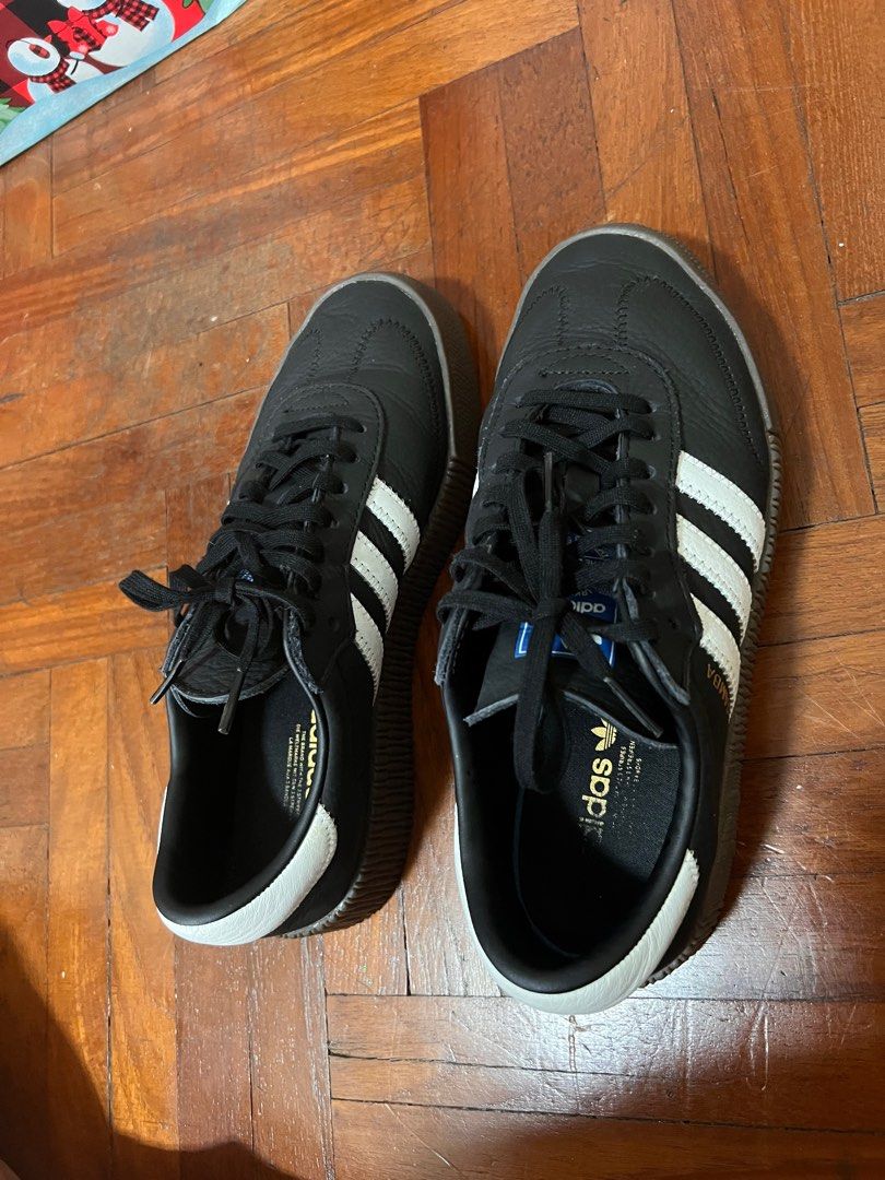 Adidas originals samba rose trainers in discount black with dark gum sole