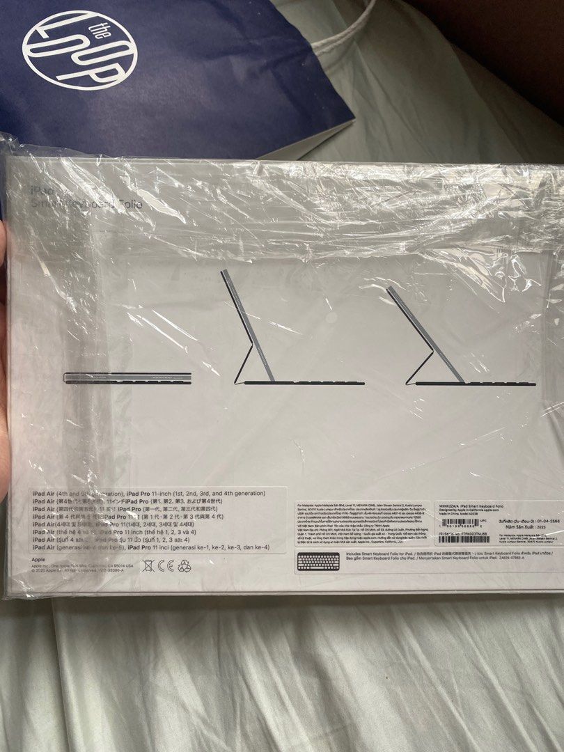 Apple Smart Keyboard Folio for iPad Pro and Air (Category: Other Mobile & Gadget Accessories) located in Taguig. Submitted by ysellsstuff (Listing ID 1240932769, Image 2). Description: Basically new, no issues .