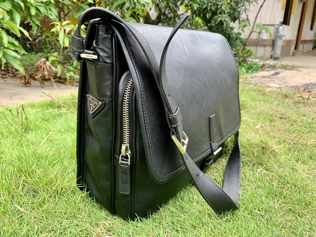 Large Dark Brown Utah Leather Sac Plat Messenger Bag (Authentic
