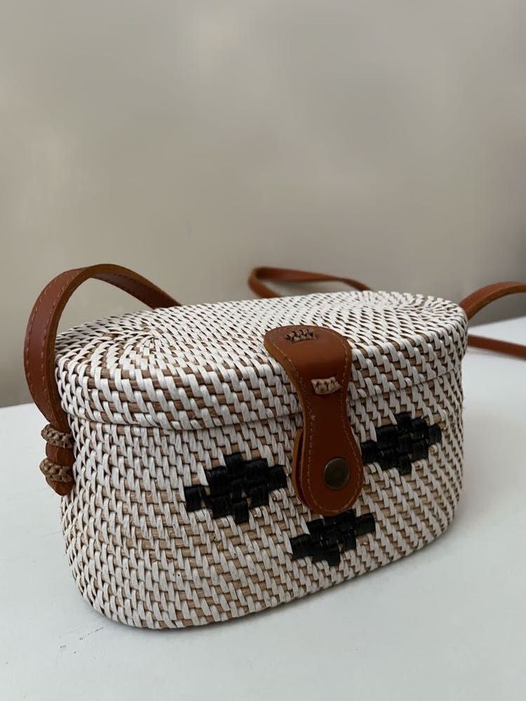Bali White & Brown Rattan Sling Bag (Category: Beach Bags) located in Mandaluyong City. Submitted by thebackupplan (Listing ID 1240904060, Image 2). Description: -size: 7.5x3.5x4in -bought at P1000 in Ubud -never used, no flaws, just stored -rfs: not my style anymore ———————— -color may slightly differ because of lighting -manually measured, sizes may slightly differ -no returns -items are pre-loved, kindly manage your expectations -mop: gcash/bp