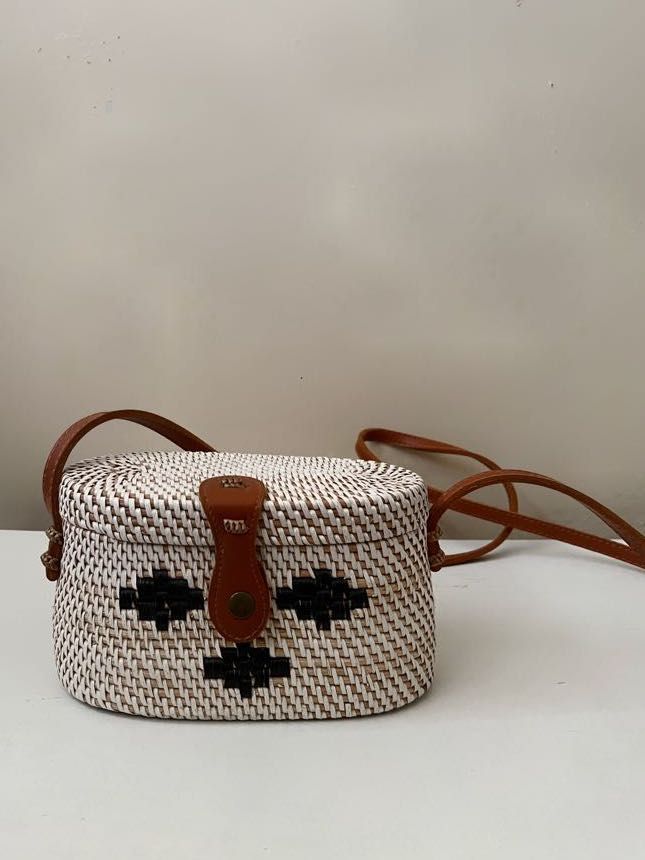 Bali White & Brown Rattan Sling Bag (Category: Beach Bags) located in Mandaluyong City. Submitted by thebackupplan (Listing ID 1240904060, Image 1). Description: -size: 7.5x3.5x4in -bought at P1000 in Ubud -never used, no flaws, just stored -rfs: not my style anymore ———————— -color may slightly differ because of lighting -manually measured, sizes may slightly differ -no returns -items are pre-loved, kindly manage your expectations -mop: gcash/bp