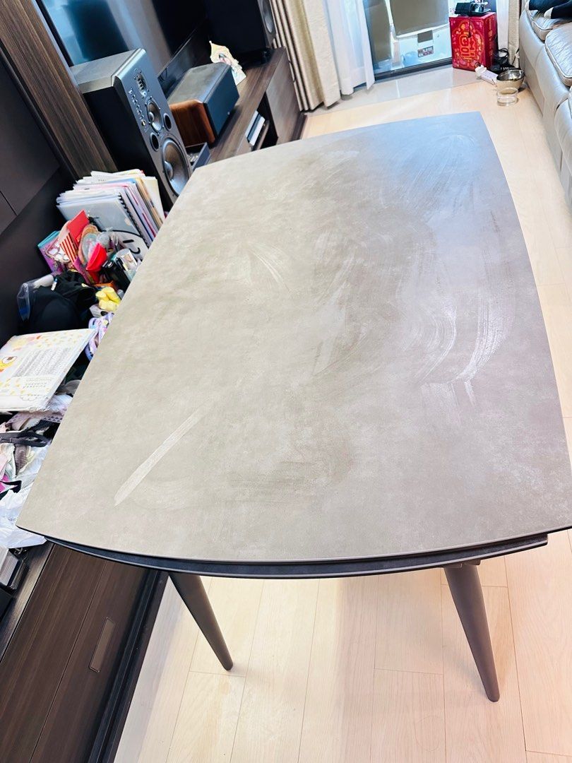 Dining Table （分類：桌子）位於 Hong Kong。 由 sazing 提交（商品編號 1240895091，圖片 1）。簡介： 幾乎全新，啟德自取 雲石岩板枱 不會賤賣 大隻佬自取😌 Before : 77cmx117 cm After extension : 77cmx169 cm Height ; 72cm。