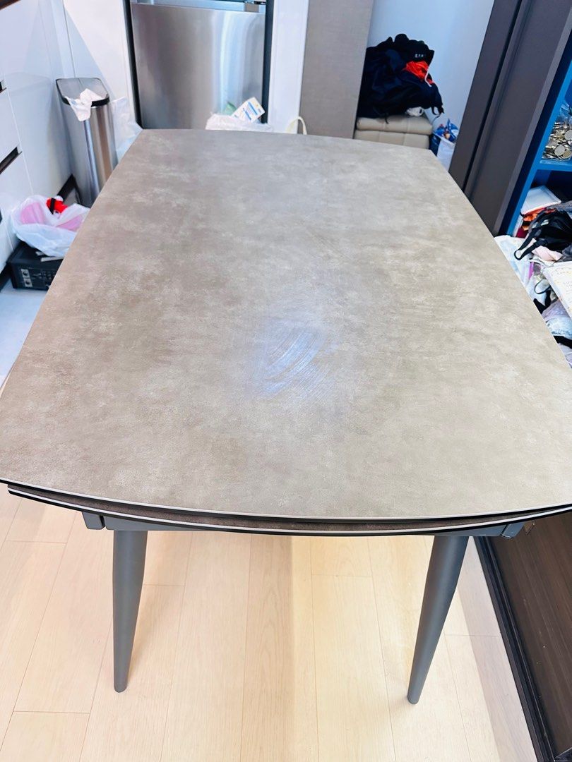 Dining Table （分類：桌子）位於 Hong Kong。 由 sazing 提交（商品編號 1240895091，圖片 2）。簡介： 幾乎全新，啟德自取 雲石岩板枱 不會賤賣 大隻佬自取😌 Before : 77cmx117 cm After extension : 77cmx169 cm Height ; 72cm。
