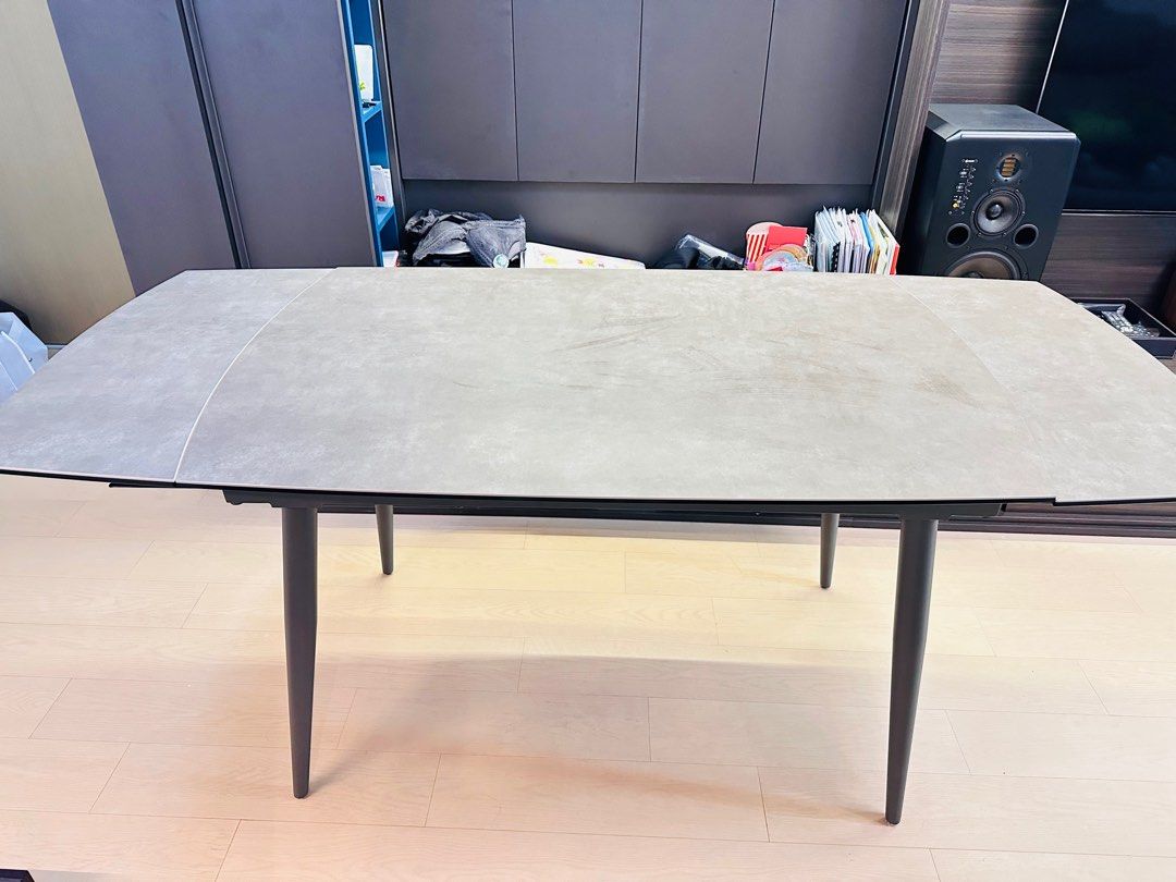 Dining Table （分類：桌子）位於 Hong Kong。 由 sazing 提交（商品編號 1240895091，圖片 3）。簡介： 幾乎全新，啟德自取 雲石岩板枱 不會賤賣 大隻佬自取😌 Before : 77cmx117 cm After extension : 77cmx169 cm Height ; 72cm。