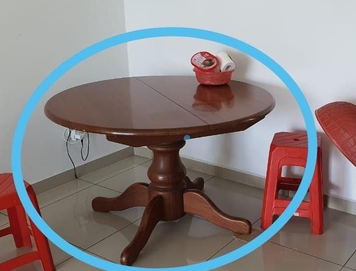 Dining Table - Solid Wood (Category: Tables & Sets) located in Kuala Lumpur. Submitted by yf.lee0105 (Listing ID 1240825498, Image 1). Description: Round Dinning Table can be extended Come with 4 Chairs Good Quality wood (solid) Interested WhatsApp 60172626638.