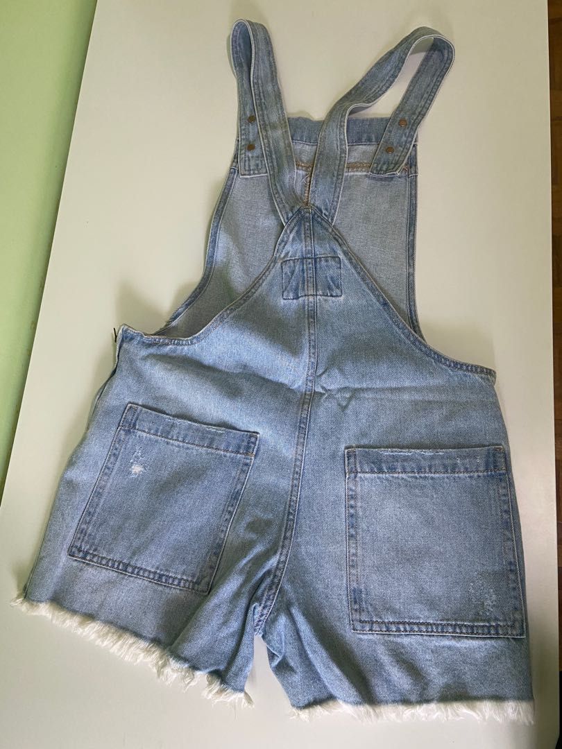 Forever 21 Denim Overalls Shorts (Category: Rompers) located in Quezon City. Submitted by joolei.declutter (Listing ID 1240860439, Image 2). Description: 🚫 no haggling please, last price posted! 💗discounted if buying multiple products 🛍️ Brand: Forever 21 ✨ Only worn once ✨ Like brand new ✨ Adjustable strap; with 2 buttons ✨ With pockets ✨ Issues: none 💸 MOP GCash, Maya, BPI, BDO 💖 first to pay reserves & gets the item ❌ No COD and Shopee Ch