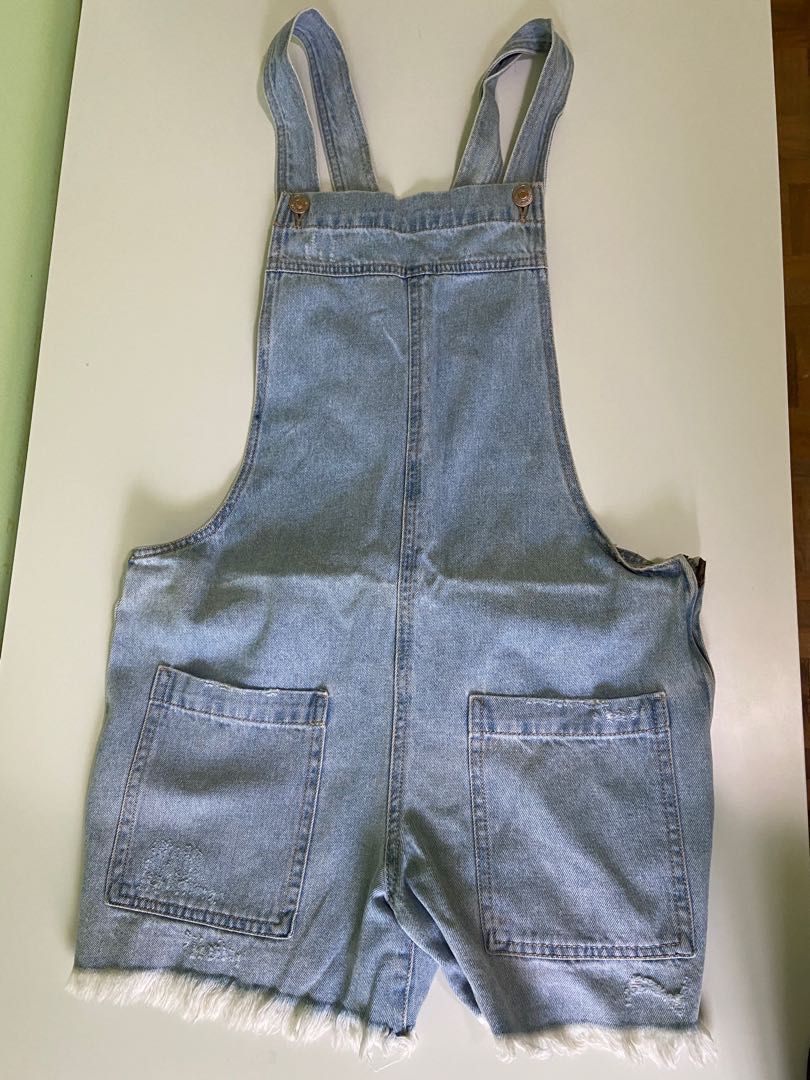 Forever 21 Denim Overalls Shorts (Category: Rompers) located in Quezon City. Submitted by joolei.declutter (Listing ID 1240860439, Image 1). Description: 🚫 no haggling please, last price posted! 💗discounted if buying multiple products 🛍️ Brand: Forever 21 ✨ Only worn once ✨ Like brand new ✨ Adjustable strap; with 2 buttons ✨ With pockets ✨ Issues: none 💸 MOP GCash, Maya, BPI, BDO 💖 first to pay reserves & gets the item ❌ No COD and Shopee Ch