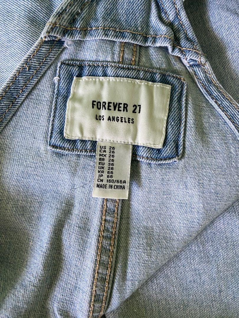Forever 21 Denim Overalls Shorts (Category: Rompers) located in Quezon City. Submitted by joolei.declutter (Listing ID 1240860439, Image 3). Description: 🚫 no haggling please, last price posted! 💗discounted if buying multiple products 🛍️ Brand: Forever 21 ✨ Only worn once ✨ Like brand new ✨ Adjustable strap; with 2 buttons ✨ With pockets ✨ Issues: none 💸 MOP GCash, Maya, BPI, BDO 💖 first to pay reserves & gets the item ❌ No COD and Shopee Ch