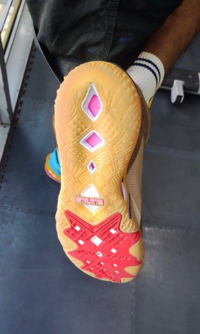 looney tunes lebron shoes