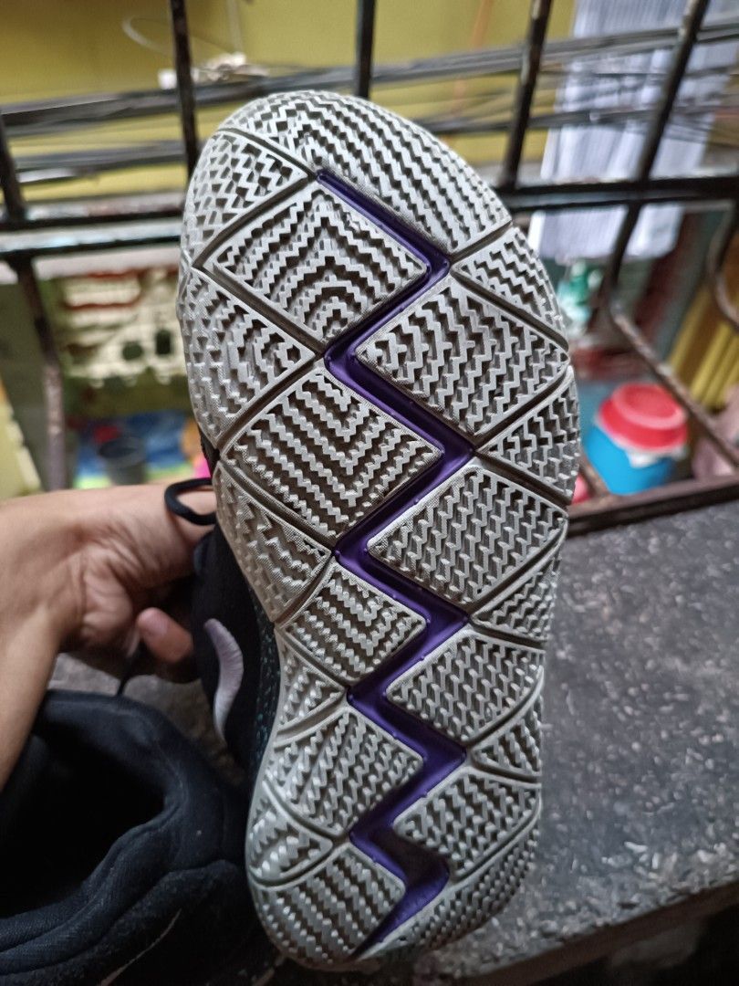 Kyrie 4 size 7 top