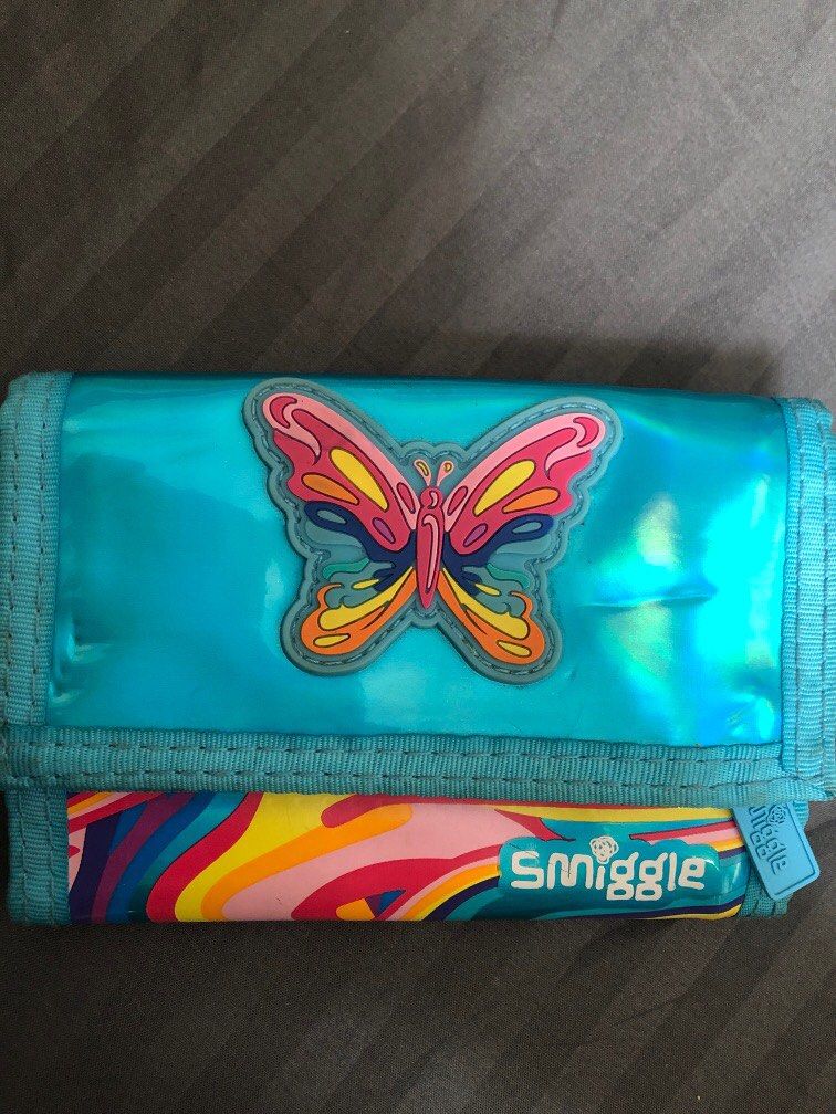 Original Smiggle Kids wallet preloved blue. (Category: Wallets & Card holders) located in Lipa City. Submitted by bherniz17 (Listing ID 1240806624, Image 1). Description: your little girls will surely like this smiggle wallet. no stains no flaw.