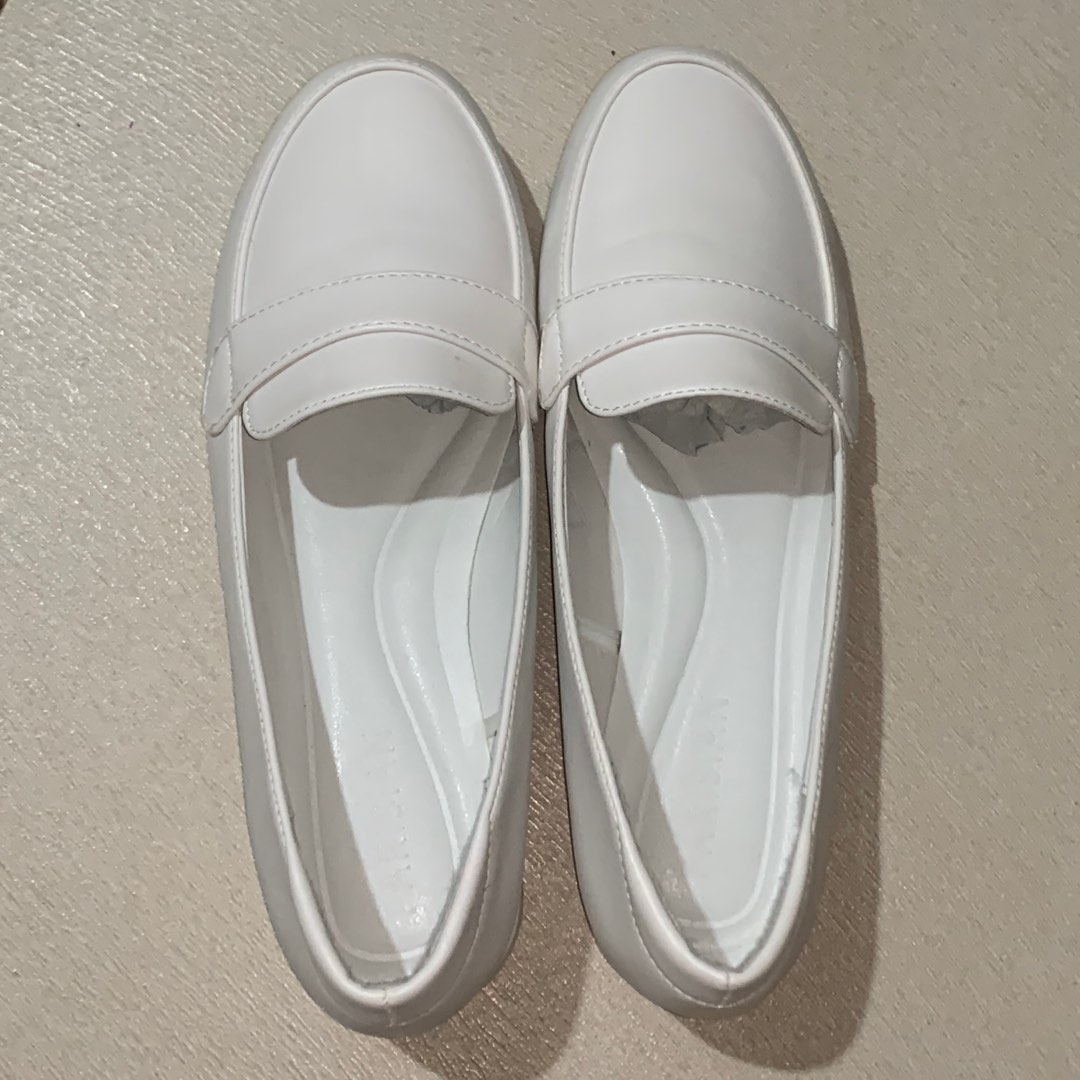 non porous white nursing shoes