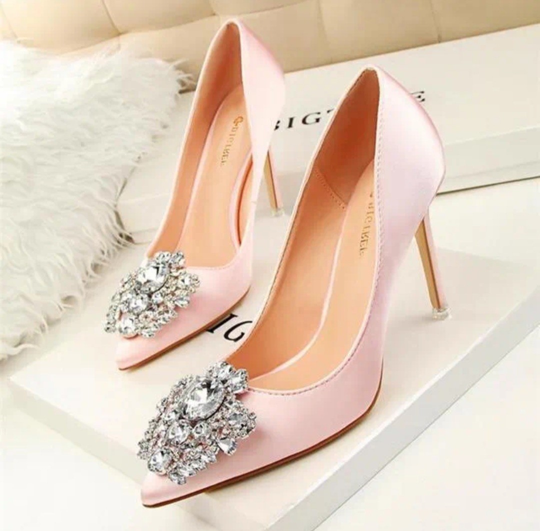 Pink heels, Women's Fashion, Footwear, Heels on Carousell