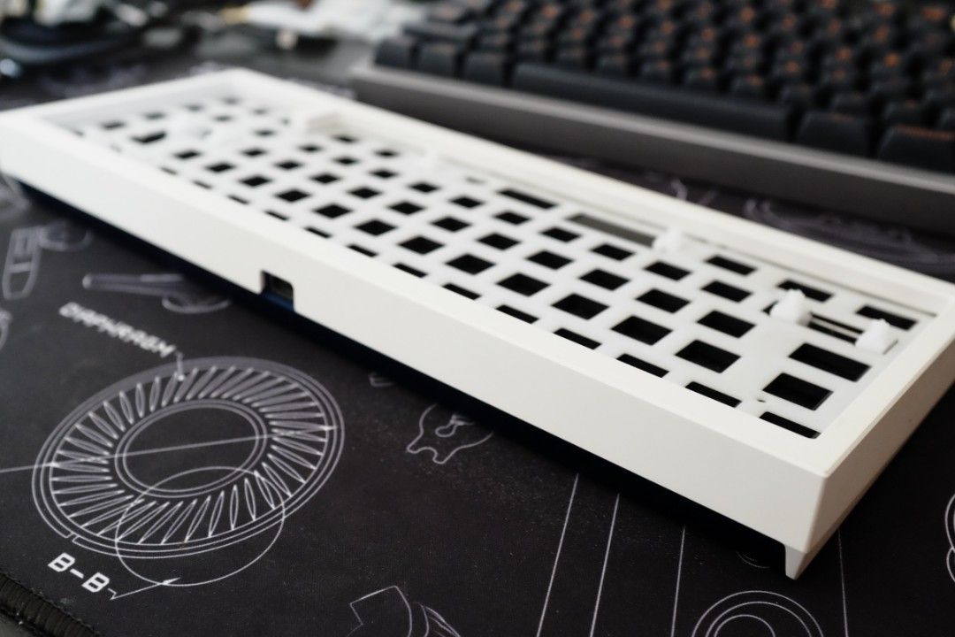 QK65 Ewhite Blue Wired (with POM Plate) Custom Mechanical Keyboard