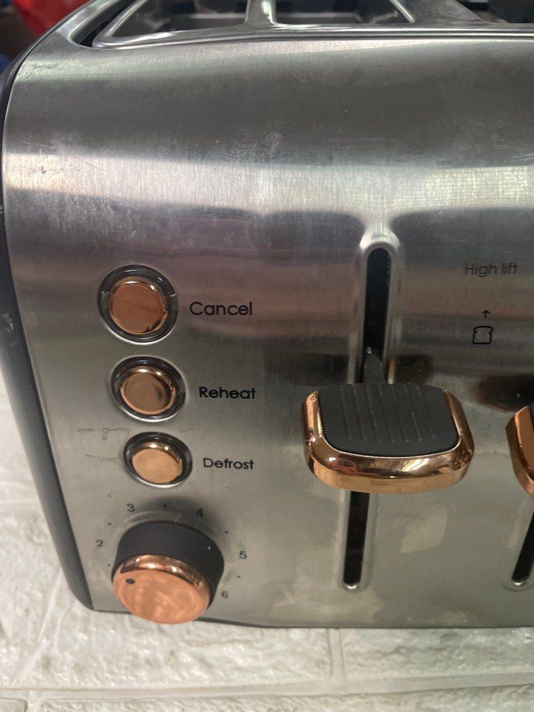 Russell Hobbs 4 Slice Oven Toaster Bread (Category: Ovens & Toasters) located in Pasay City. Submitted by meostore (Listing ID 1240842107, Image 2). Description: No issue at all 220v ready to use Great Condition .
