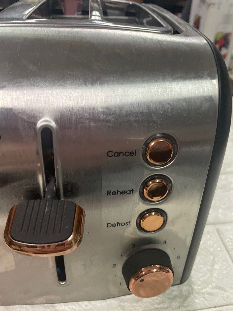 Russell Hobbs 4 Slice Oven Toaster Bread (Category: Ovens & Toasters) located in Pasay City. Submitted by meostore (Listing ID 1240842107, Image 3). Description: No issue at all 220v ready to use Great Condition .