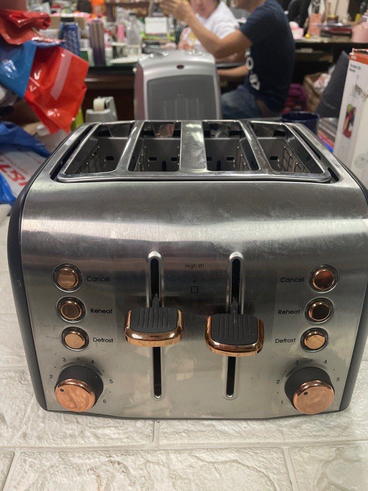 Russell Hobbs 4 Slice Oven Toaster Bread (Category: Ovens & Toasters) located in Pasay City. Submitted by meostore (Listing ID 1240842107, Image 1). Description: No issue at all 220v ready to use Great Condition .