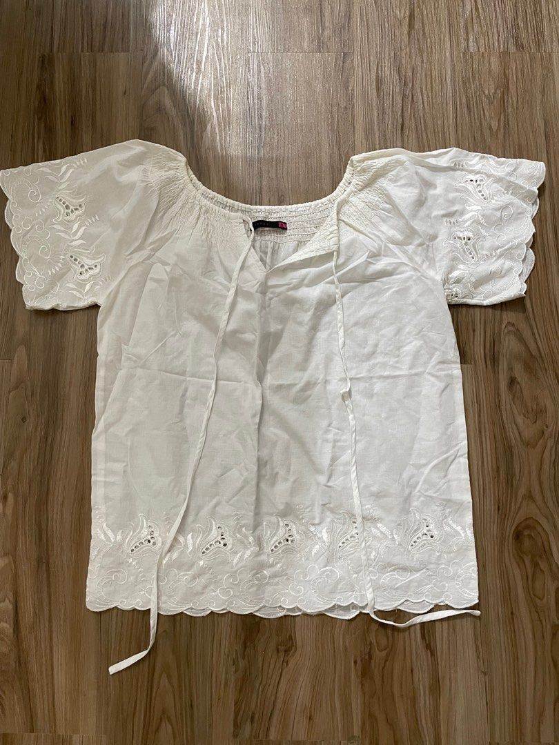 white blouse (Category: Blouses) located in Rizal. Submitted by esquivel.declutter (Listing ID 1240854434, Image 1). Description: .