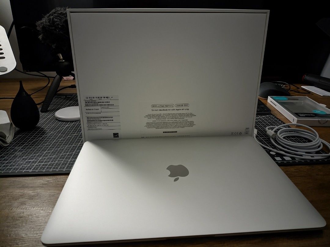 13-inch MacBook Air: Apple M1 Chip 2020 Silver 256GB, 8GB RAM