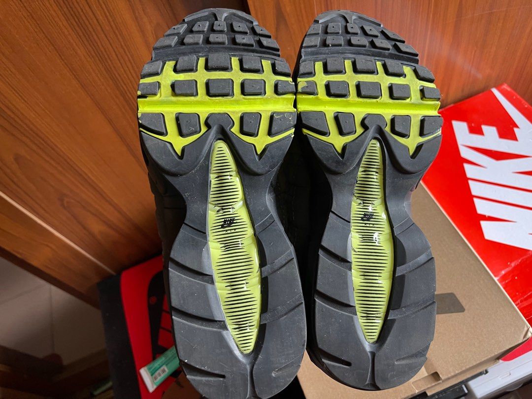 二手美品 無盒裝 US10號 Nike Air Max 95 OG Neon Yellow (2020) 價格：700元含運/  高雄可自取/寄送方式：7-11、全家店到店、蝦皮店到店、OK超商