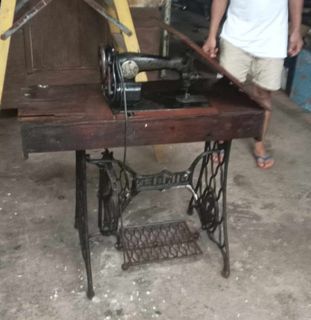 Antique vintage gagamba singer sewing machine
