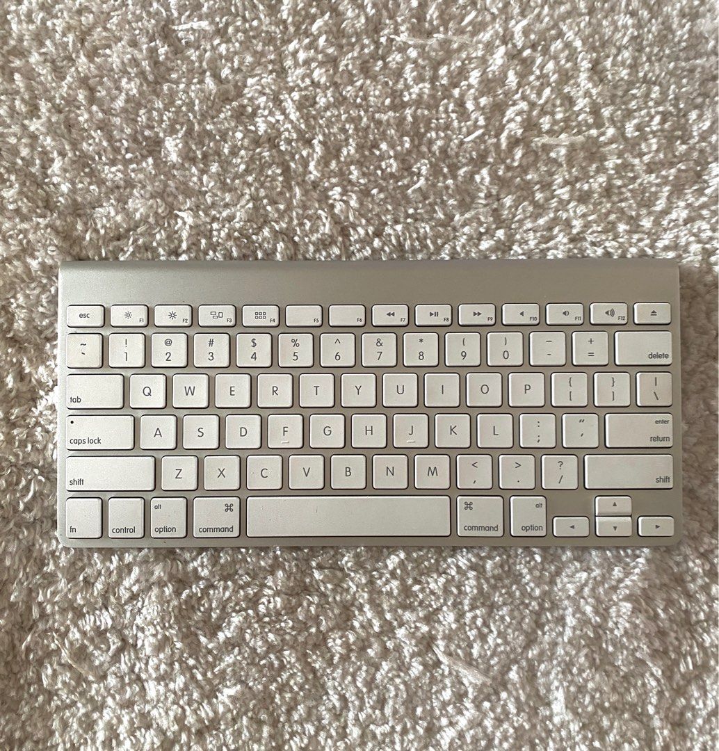 Apple wireless keyboard (Category: Computer Keyboard) located in Quezon City. Submitted by mrskul (Listing ID 1246070527, Image 1). Description: apple wireless keyboard with battery.