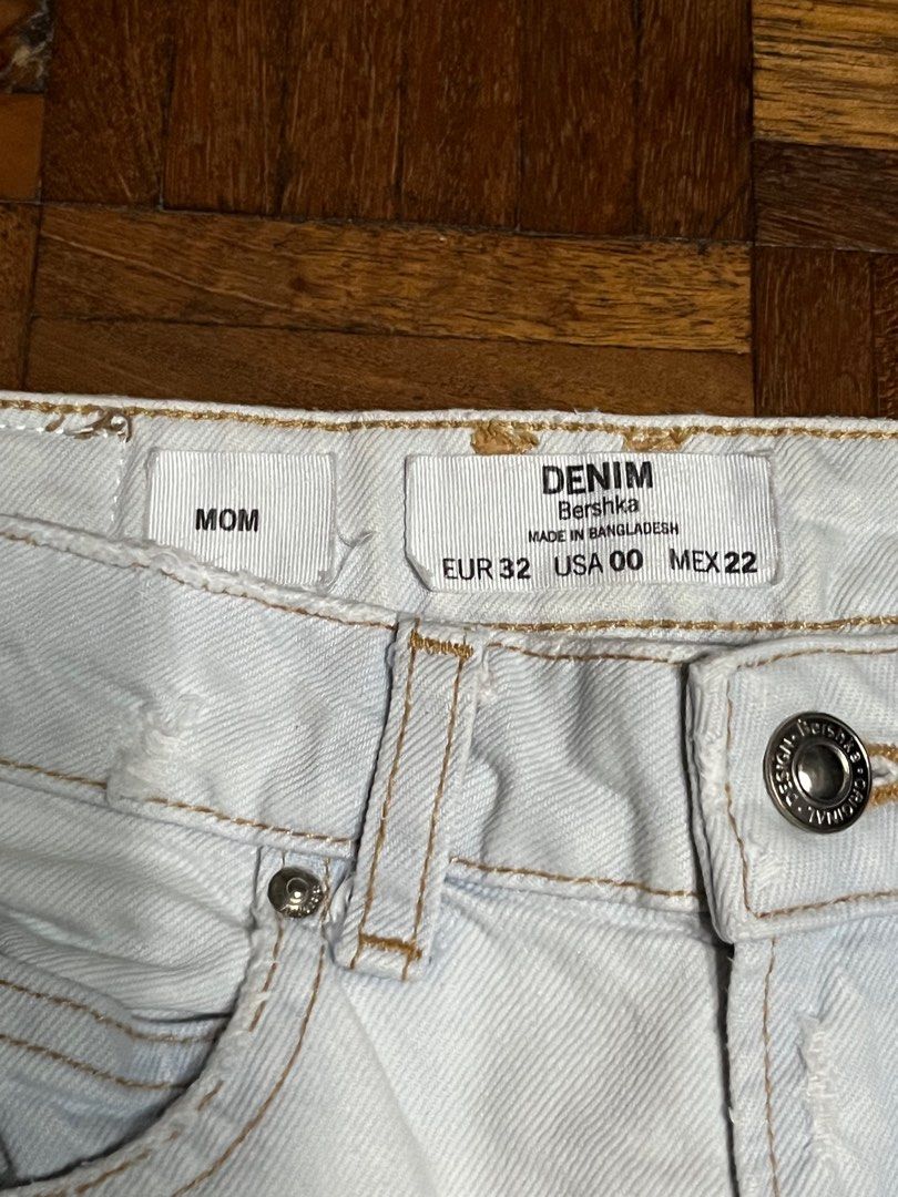 bershka light wash mom jeans (Category: Jeans) located in Meycauayan. Submitted by thriftedluvr (Listing ID 1246136289, Image 2). Description: 💌 READ - fits better on petite frames - has a few tiny dirt marks at the back (see last pic) - waist: 23” - length: 37” - size: XXS-XS 📮 MOP: GCash only 📦 MOD: J&T or same day delivery.