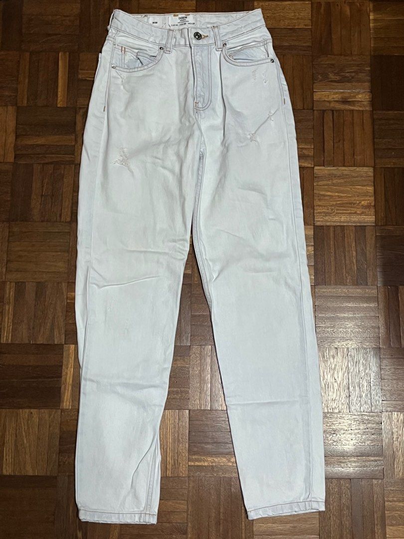 bershka light wash mom jeans (Category: Jeans) located in Meycauayan. Submitted by thriftedluvr (Listing ID 1246136289, Image 1). Description: 💌 READ - fits better on petite frames - has a few tiny dirt marks at the back (see last pic) - waist: 23” - length: 37” - size: XXS-XS 📮 MOP: GCash only 📦 MOD: J&T or same day delivery.