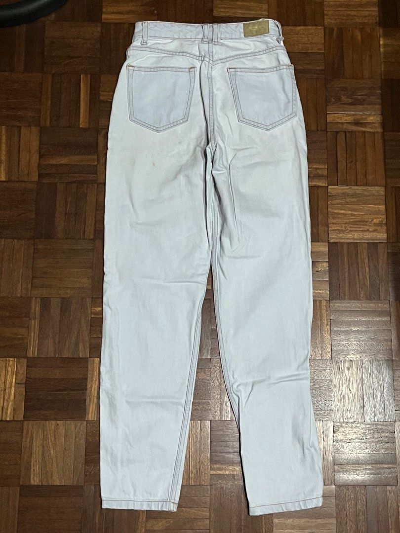 bershka light wash mom jeans (Category: Jeans) located in Meycauayan. Submitted by thriftedluvr (Listing ID 1246136289, Image 3). Description: 💌 READ - fits better on petite frames - has a few tiny dirt marks at the back (see last pic) - waist: 23” - length: 37” - size: XXS-XS 📮 MOP: GCash only 📦 MOD: J&T or same day delivery.