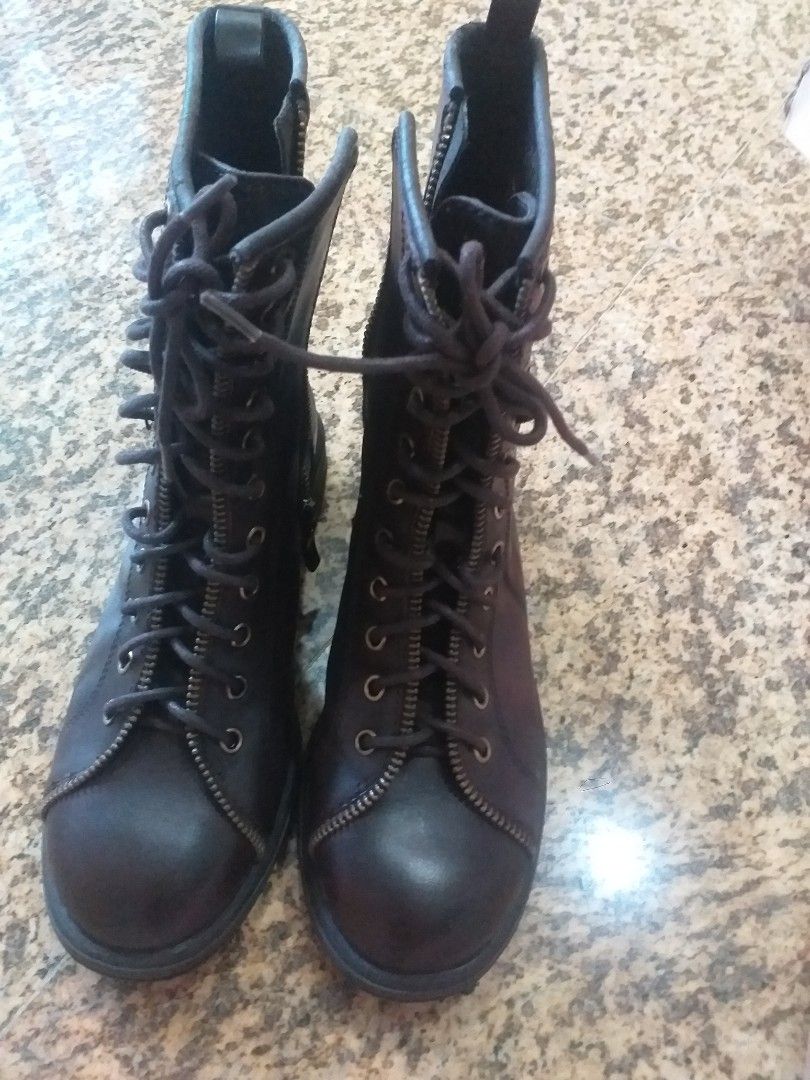 Boot (Category: Boots) located in Singapore. Submitted by limchoon313 (Listing ID 1246113538, Image 3). Description: wore once .look new .clearing it..