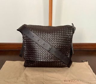 BOTTEGA VENETA INTRECCIATO WEAVE DARK BLUE MESSENGER BAG MADE IN ITALY  $3000 +