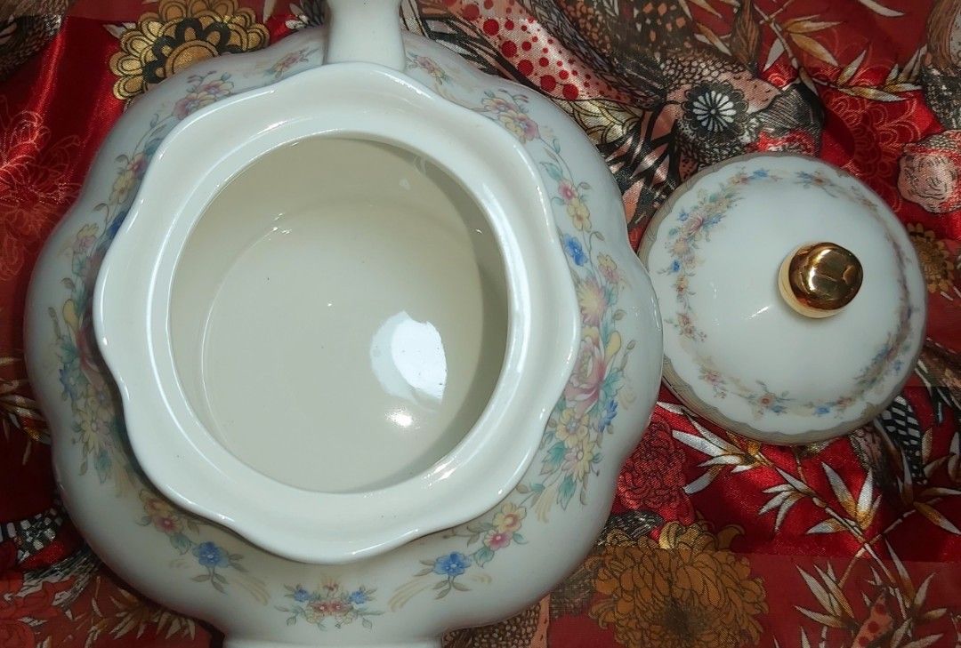 Ceramic Teapot 1-Liter Capacity (Category: Coffee & Tea Tableware) located in San Pedro. Submitted by PrettyBakersCollection (Listing ID 1245994680, Image 3). Description: 🌟 BRAND NEW WITH BOX 🌟 Description: ▪︎Beautiful Multi-Colored Floral Border around the body, lid and spout. ▪︎In excellent condition, no damage. There is only a gold rub in the lid finial but not noticeable. ▪︎Measures 9.25 inches from spout to end of the handle and it stands