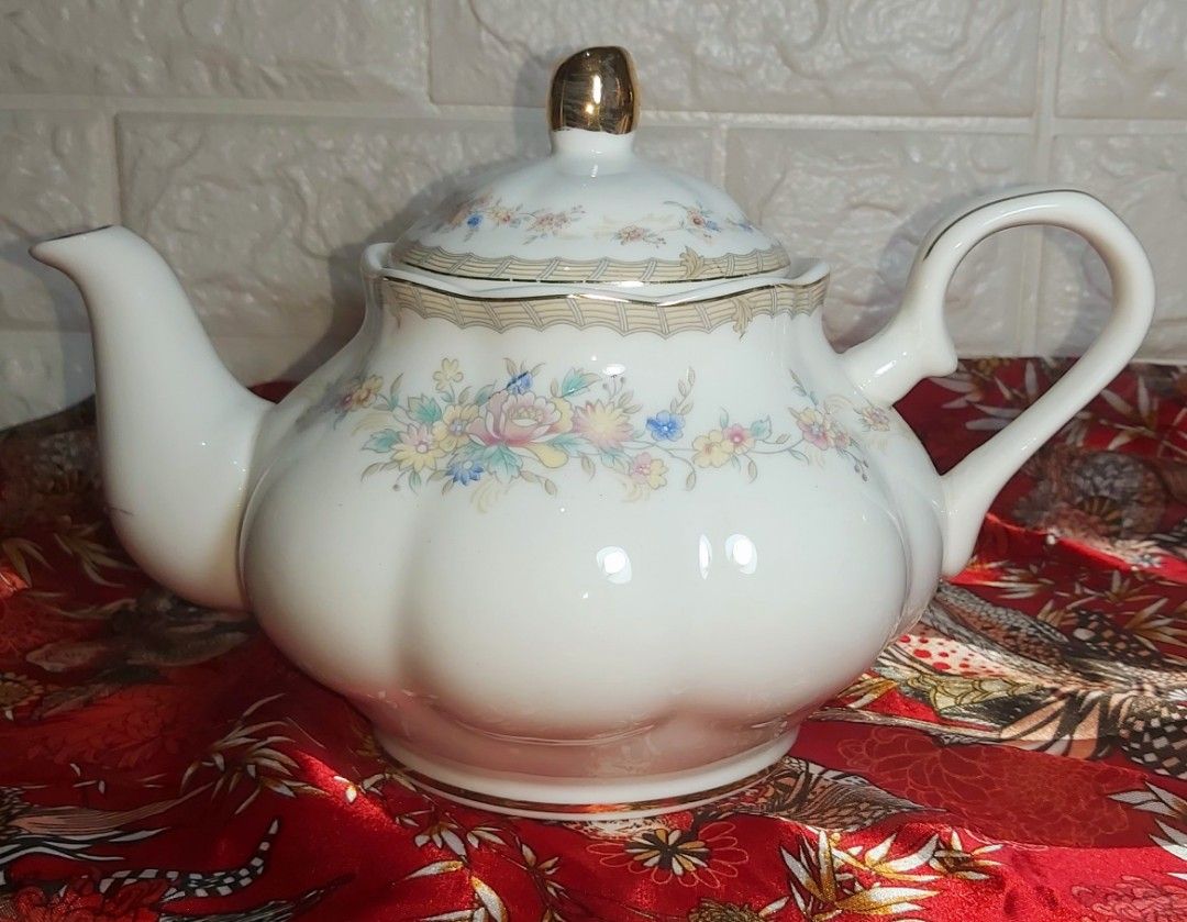 Ceramic Teapot 1-Liter Capacity (Category: Coffee & Tea Tableware) located in San Pedro. Submitted by PrettyBakersCollection (Listing ID 1245994680, Image 1). Description: 🌟 BRAND NEW WITH BOX 🌟 Description: ▪︎Beautiful Multi-Colored Floral Border around the body, lid and spout. ▪︎In excellent condition, no damage. There is only a gold rub in the lid finial but not noticeable. ▪︎Measures 9.25 inches from spout to end of the handle and it stands