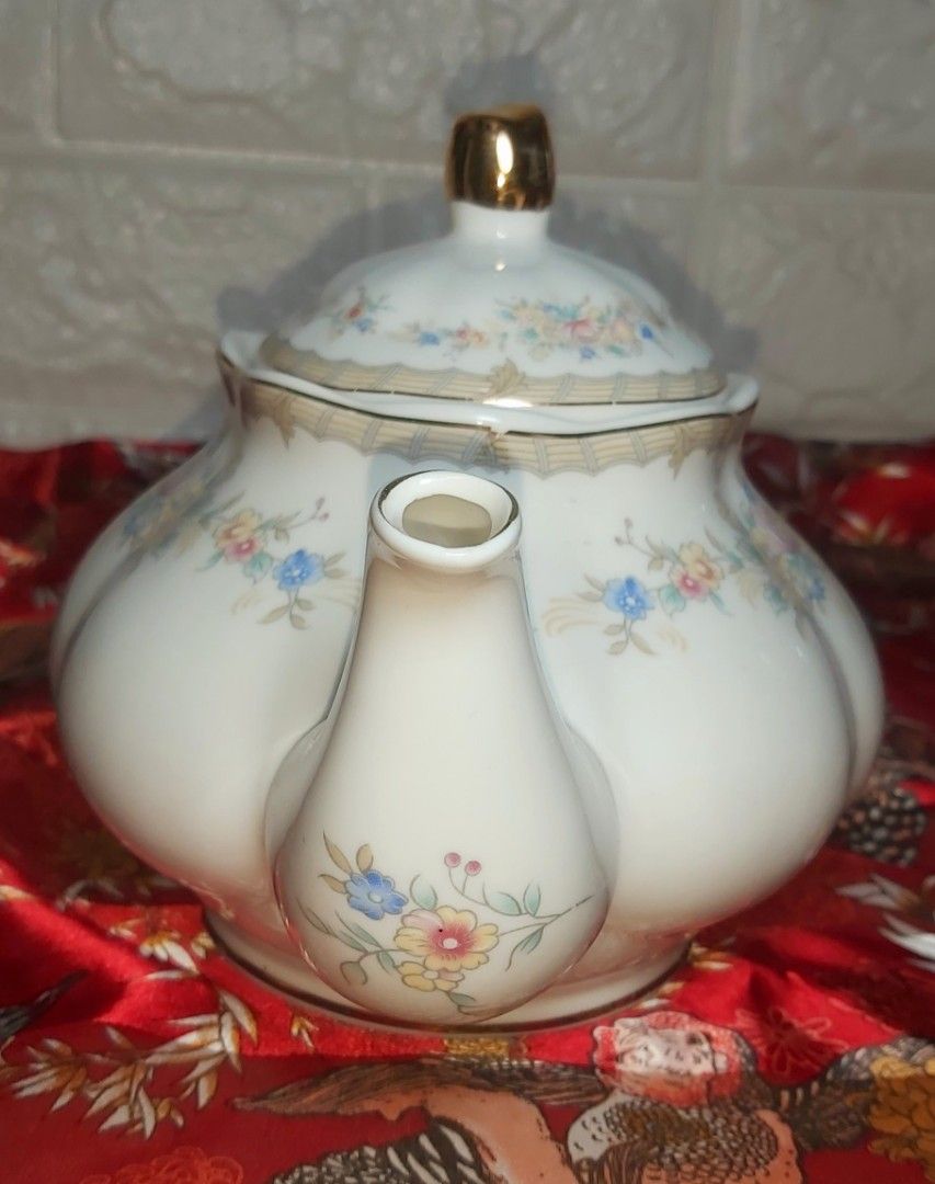 Ceramic Teapot 1-Liter Capacity (Category: Coffee & Tea Tableware) located in San Pedro. Submitted by PrettyBakersCollection (Listing ID 1245994680, Image 2). Description: 🌟 BRAND NEW WITH BOX 🌟 Description: ▪︎Beautiful Multi-Colored Floral Border around the body, lid and spout. ▪︎In excellent condition, no damage. There is only a gold rub in the lid finial but not noticeable. ▪︎Measures 9.25 inches from spout to end of the handle and it stands