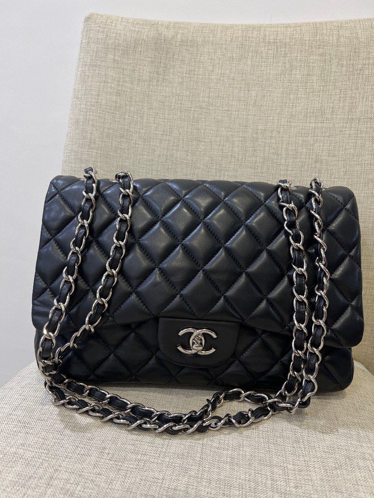 Chanel Jumbo classic flap CC quilted Black