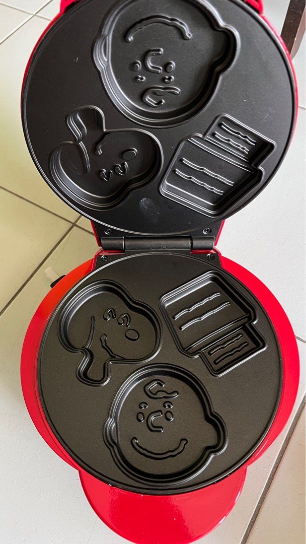 Charlie Brown & Snoopy Waffle Maker, Furniture & Home Living