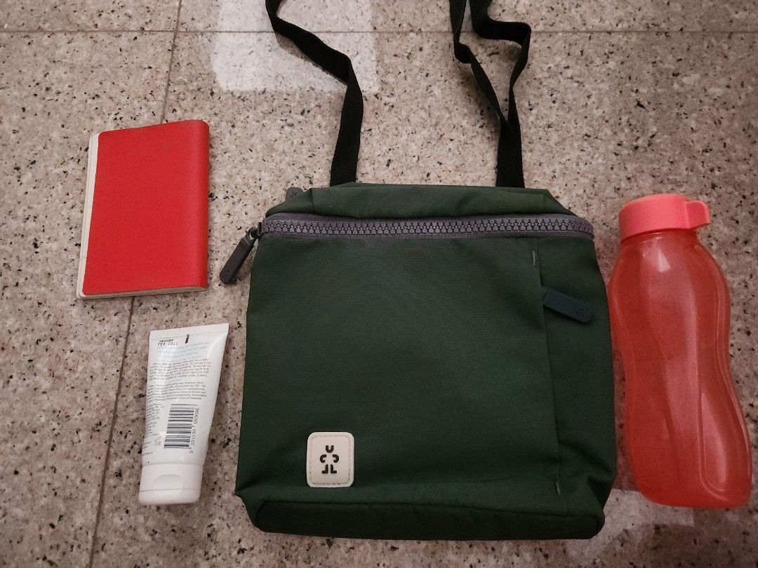 Crumpler minibyte deals sling pouch