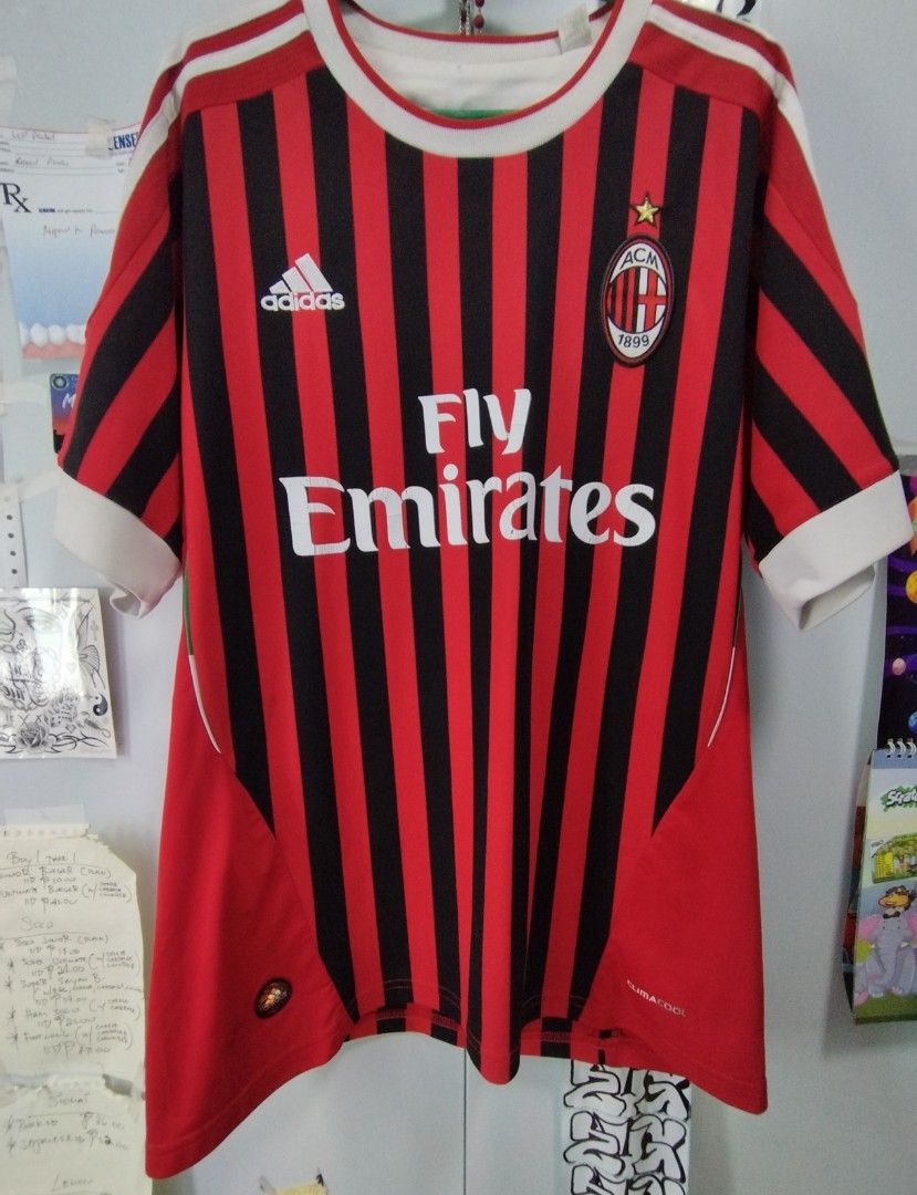 Fly Emirates (Category: Activewear) located in Quezon City. Submitted by panicbuyer461 (Listing ID 1246119825, Image 1). Description: Fly Emirates 21x28 tight neckline very minimal crack in front flawless back print no holes.