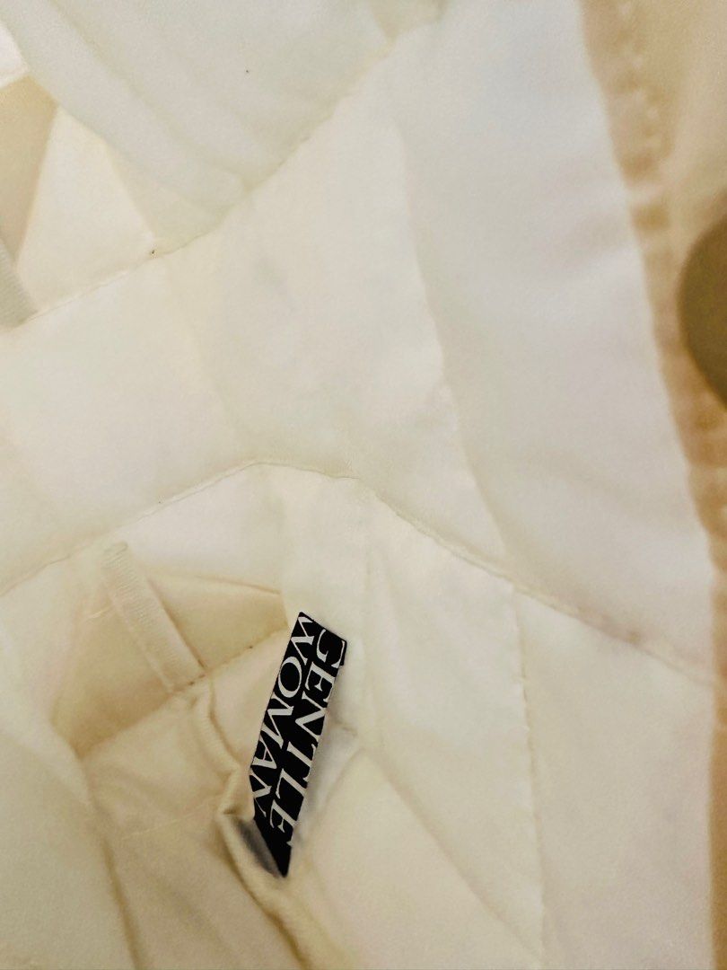 Gentle Woman Puffer bag (Category: Purses & Pouches) located in Marikina City. Submitted by yogabber (Listing ID 1246037241, Image 2). Description: Mini puffer bag, used once..