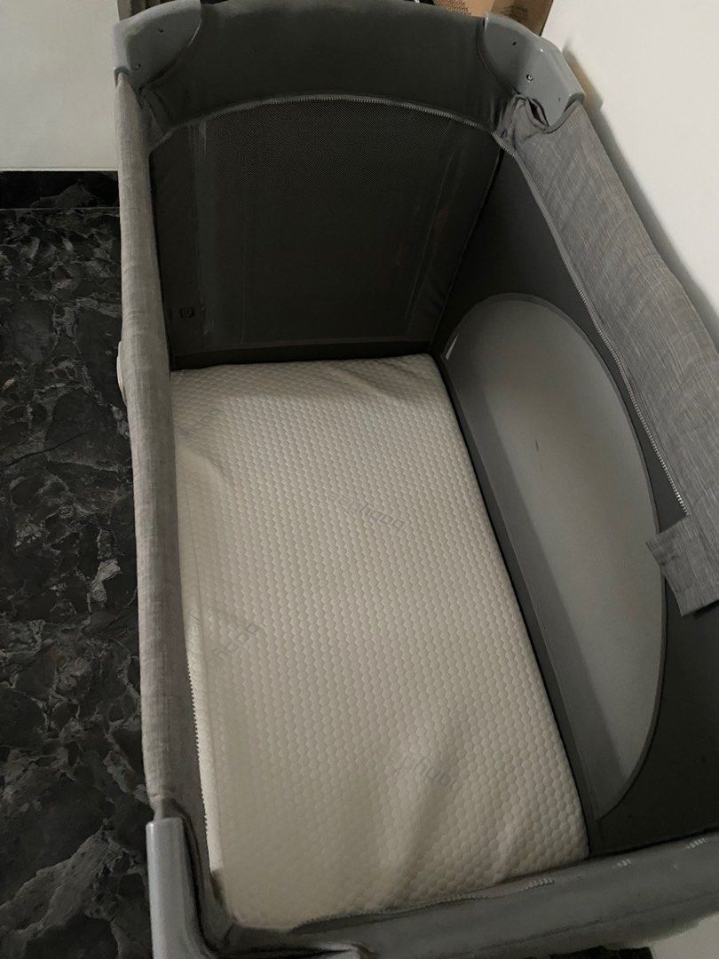 Joie meet kubbie sleep travel cot including Babybee 5cm mattress on