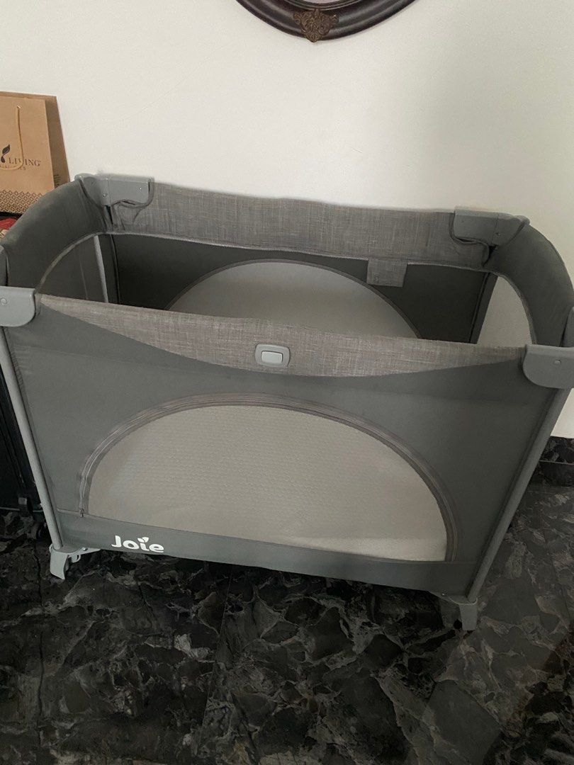 Joie meet kubbie sleep travel cot including Babybee 5cm mattress on