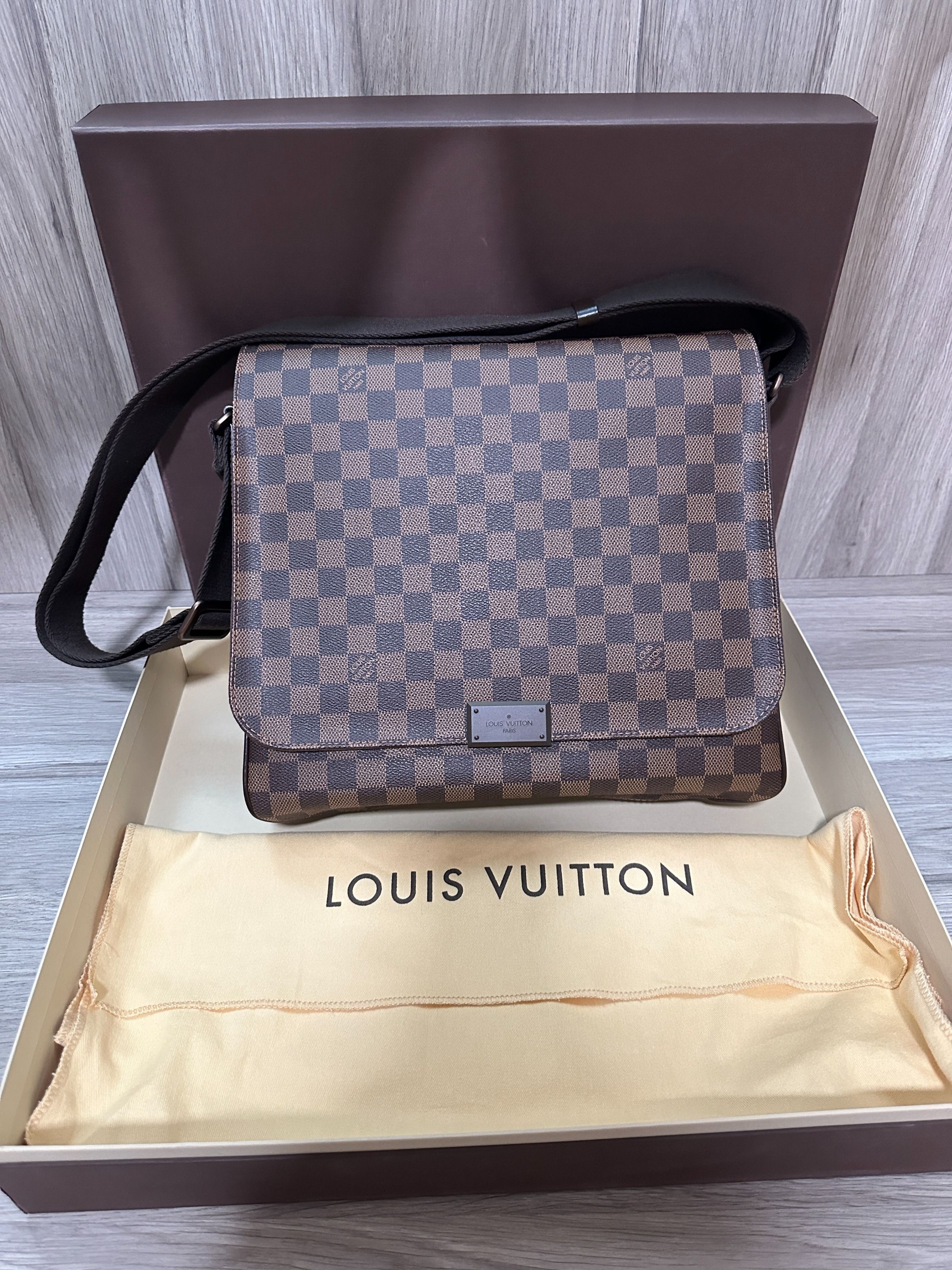 Louis Vuitton District mm Damier Graphite Messenger Bag Black