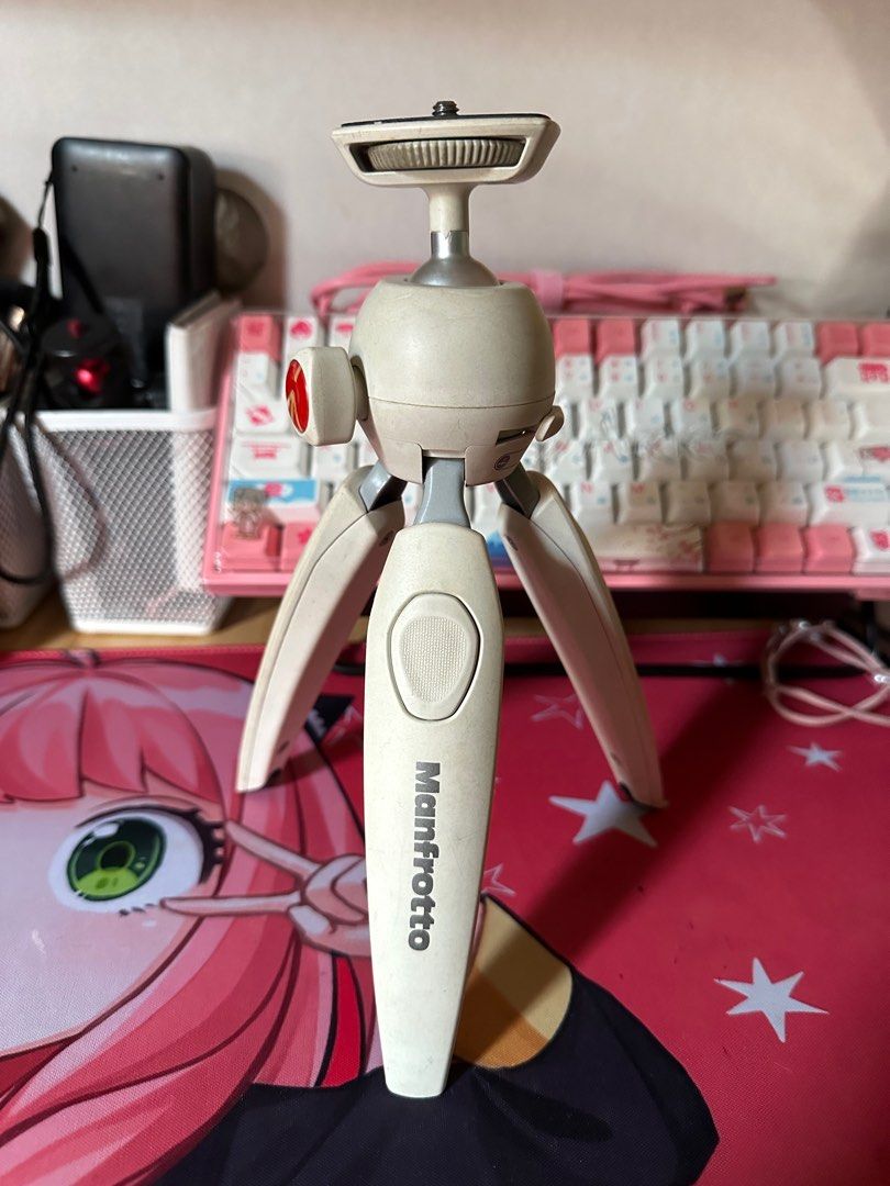 Manfrotto Tripod (Category: Tripods & Monopods) located in Manila. Submitted by officialjefferkim (Listing ID 1246102823, Image 2). Description: Manfrotto Tripod Color White 💯 Original Ganyan naging color niya dahil narin naka-stored lang but overall no issue Bought at Henrys All goods and naeextend yung tripod Pwede siya for heavy cameras Selling for ₱1,799 nalang.
