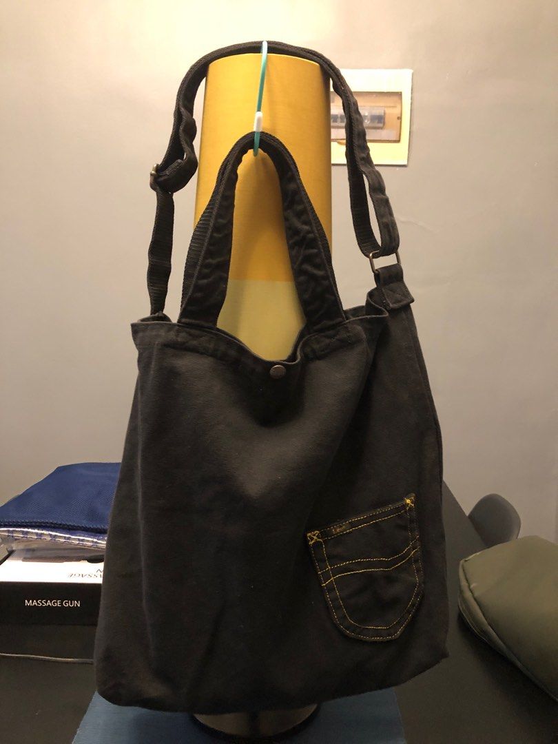 Mr Lee sling bag (Black) (Category: Luxury Bags & Wallets) located in Quezon City. Submitted by ShopNShip (Listing ID 1245983033, Image 2). Description: Mr Lee Sling Bag. (Black).