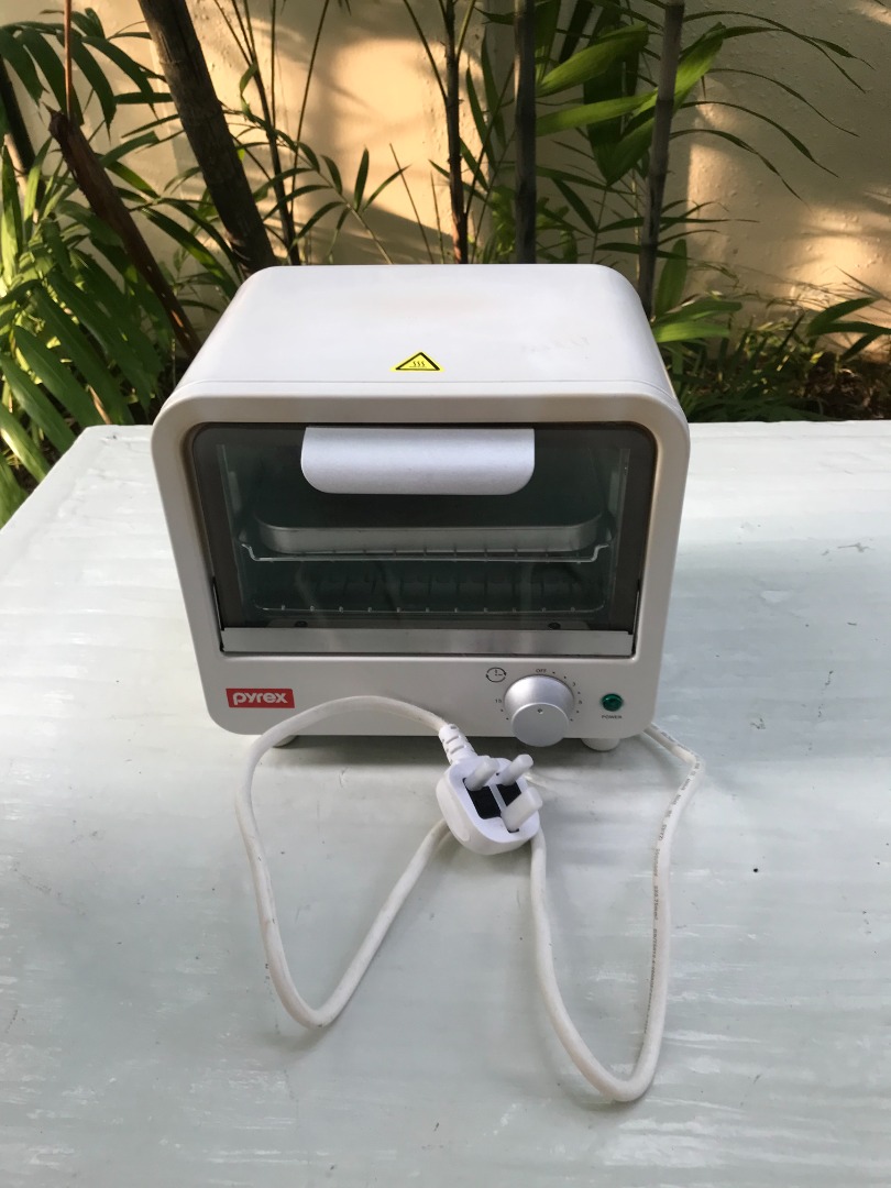 Pyrex toaster oven. In good working condition., TV & Home Appliances