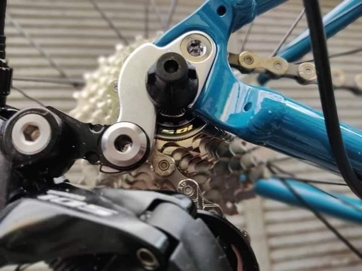SHIMANO Axe Roue Arrière Shimano FH-M7110B - Y3G698010