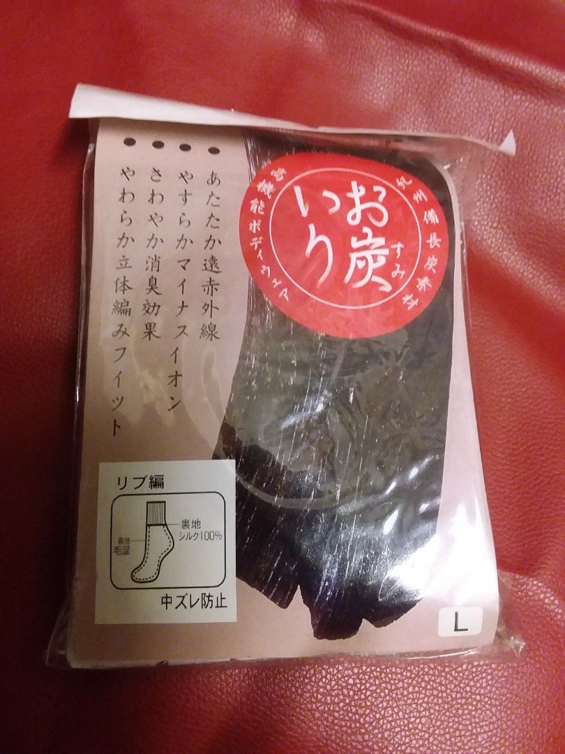 Socks （分類：襪）位於 Hong Kong。 由 carrychan82 提交（商品編號 1246105083，圖片 3）。簡介： 日本製備長炭除臭襪 一對二十八兩對五十元。