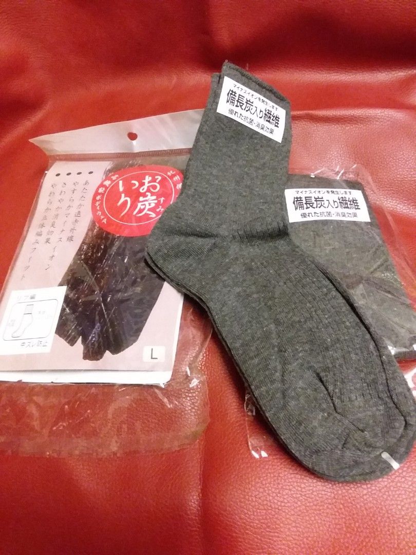 Socks （分類：襪）位於 Hong Kong。 由 carrychan82 提交（商品編號 1246105083，圖片 4）。簡介： 日本製備長炭除臭襪 一對二十八兩對五十元。