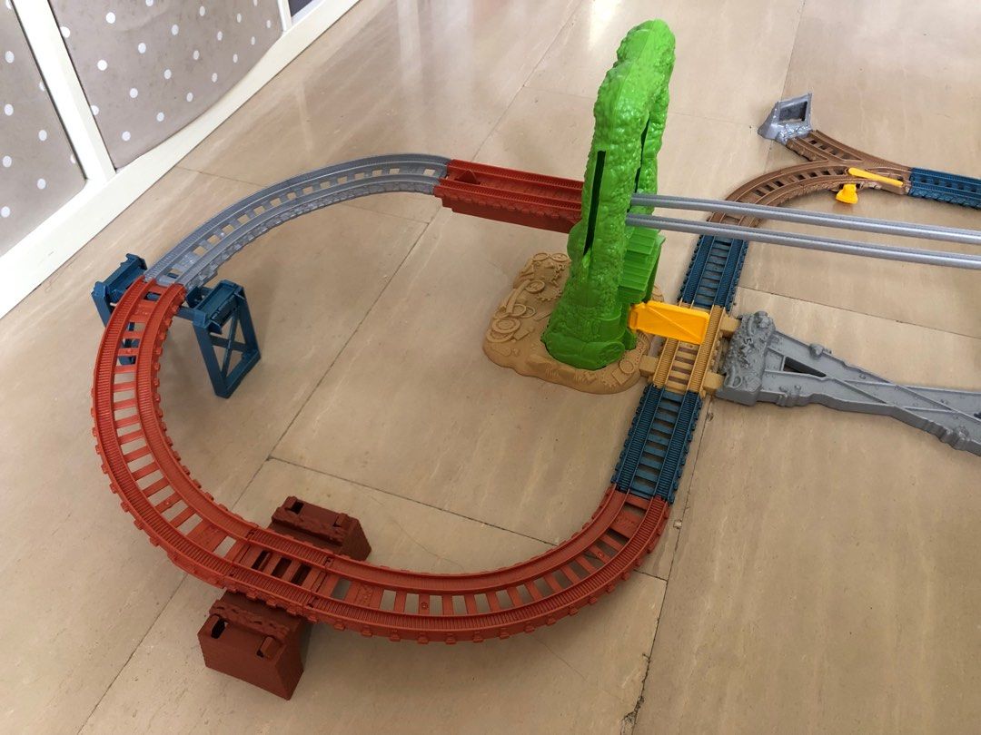 Thomas & friends new arrivals scrapyard escape set